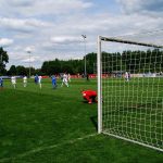 Un portero haciendo una caida frontal rasa ante un chute