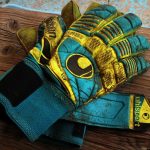 Un par de guantes sucios sobre un banco de madera