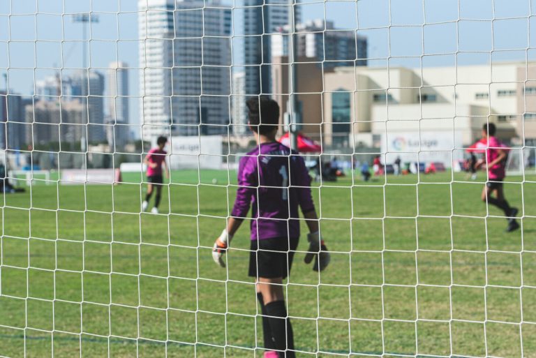 Un portero atento al juego de su equipo.