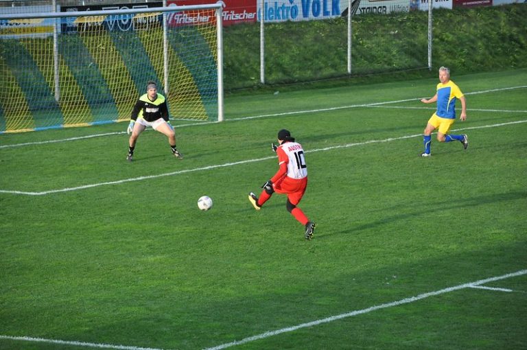 Guardameta frente a un disparo de un jugador rival.