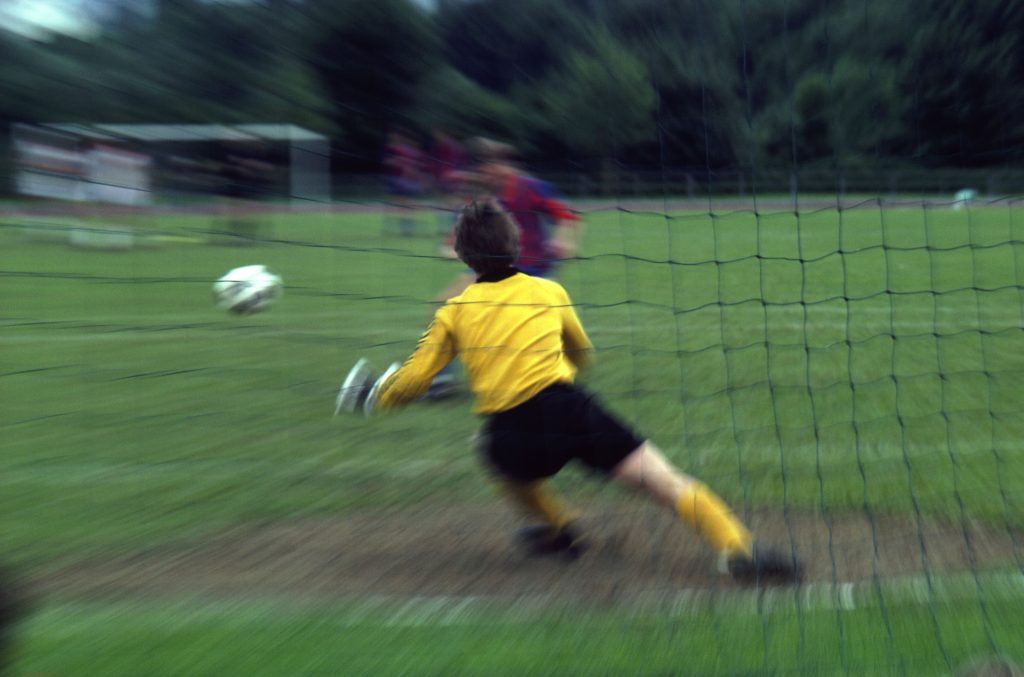 Un arquero preparándose para realizar una parada.