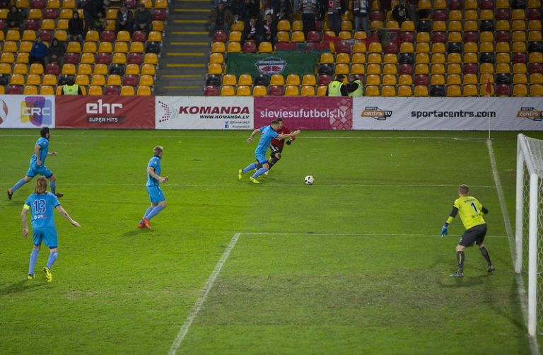 Portero ante una entrada por la banda del equipo rival.