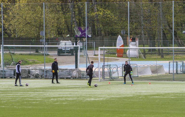 Porteros durante un ejercicio de entrenamiento.