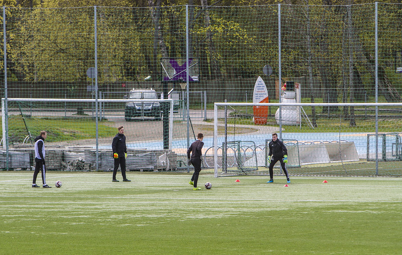 Porteros durante un ejercicio de entrenamiento.
