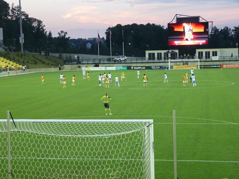 Portera fuera del área con el juego en campo rival.