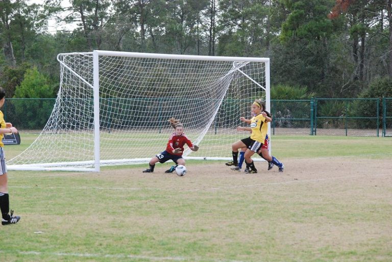 Portera ante un pase atrás del balón.